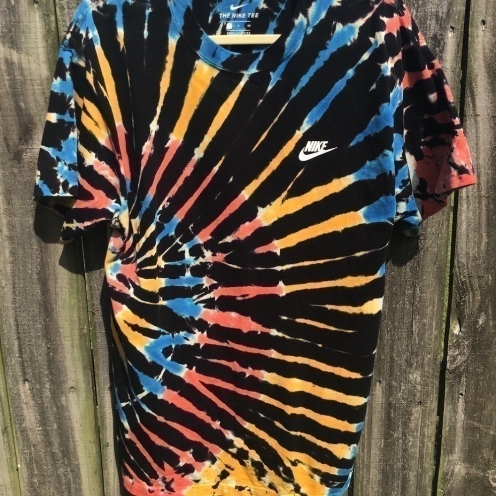 Nike Tee Size Small. Lightly worn.